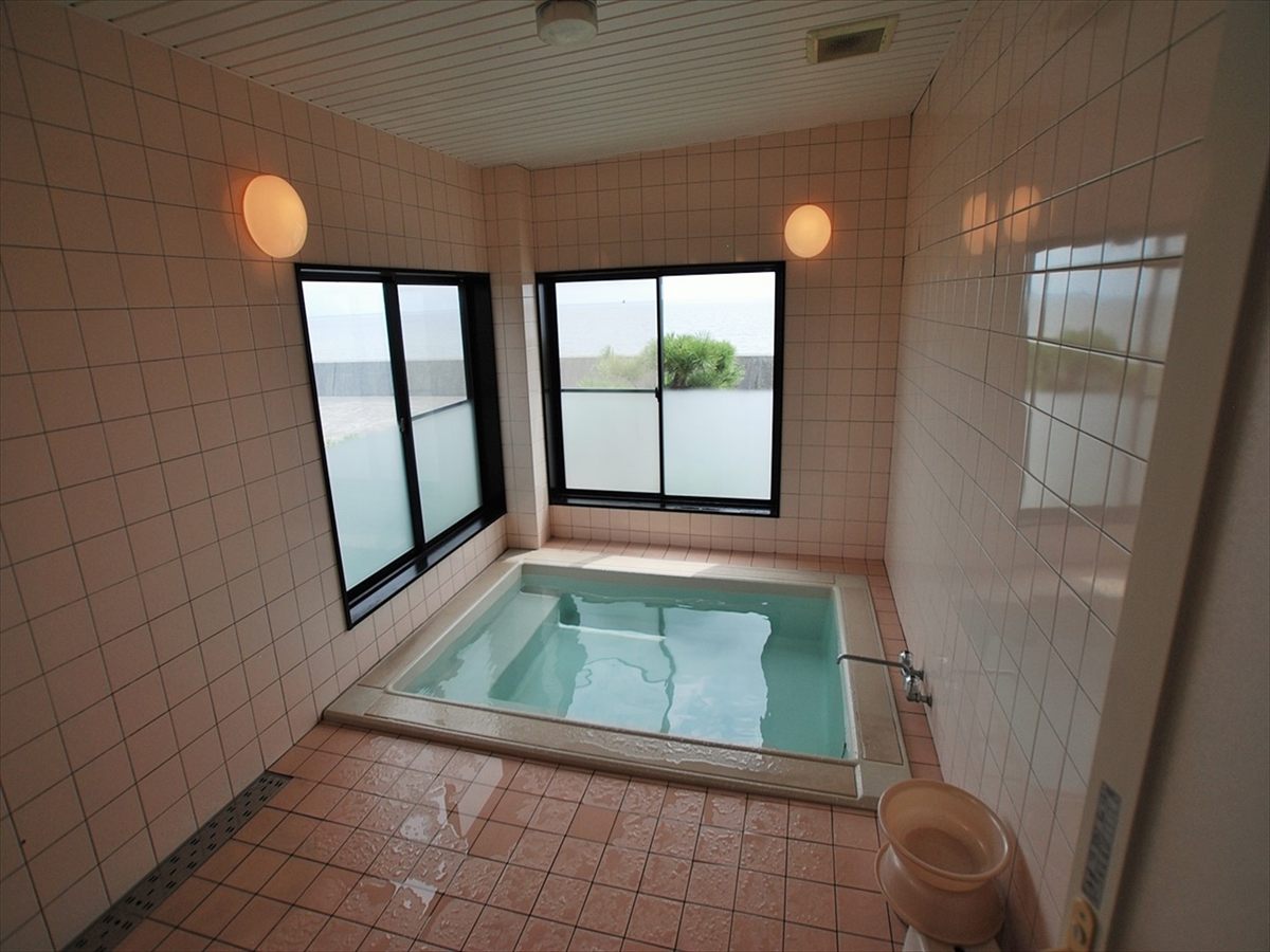 不知火海を望む松錦館の貸切浴場