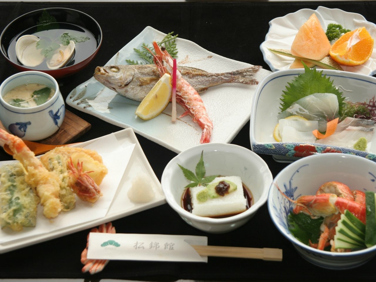旬魚の焼物や刺身、天ぷらを盛り込んだ松錦館の会席