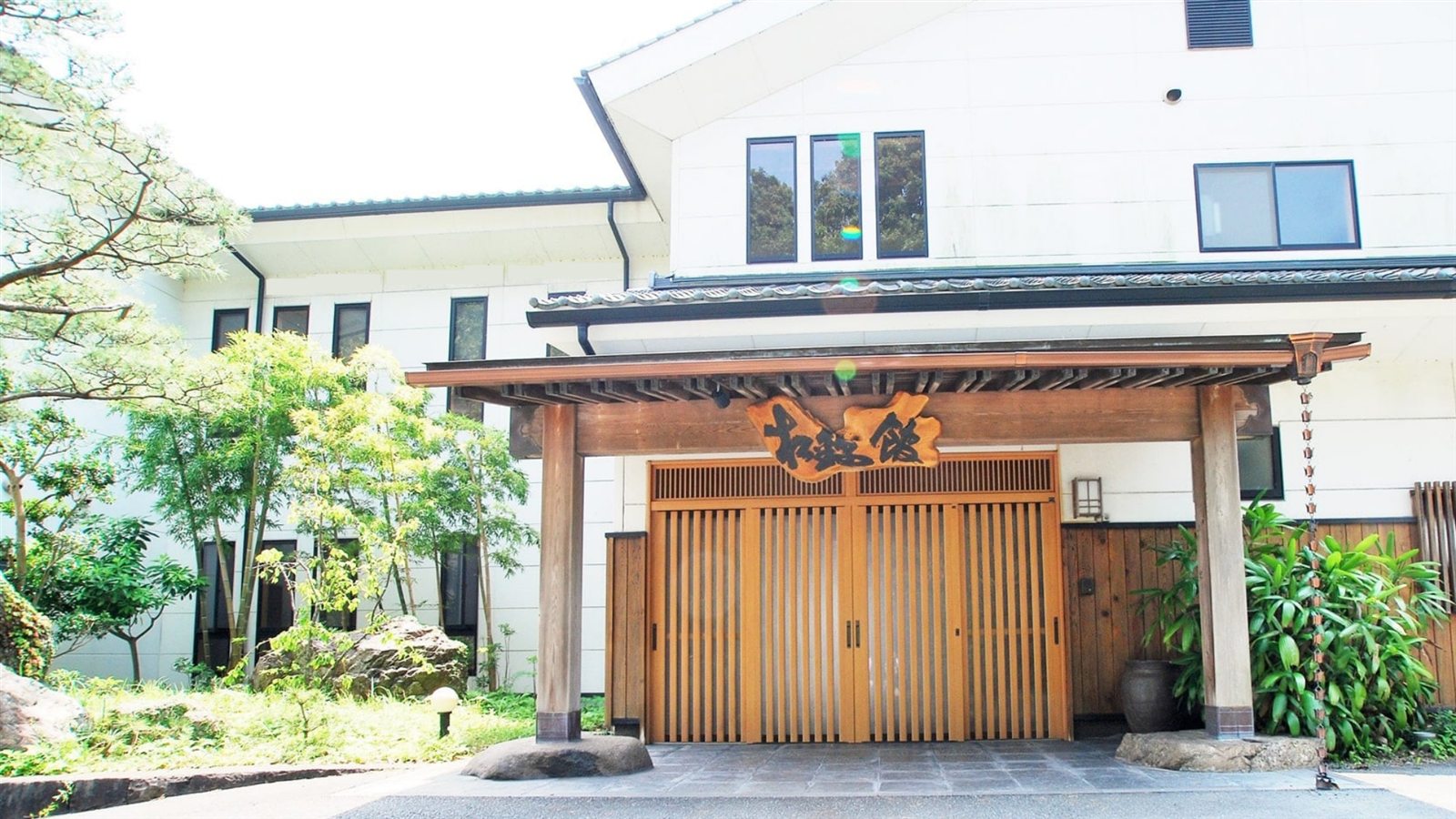 海辺に佇む松錦館
