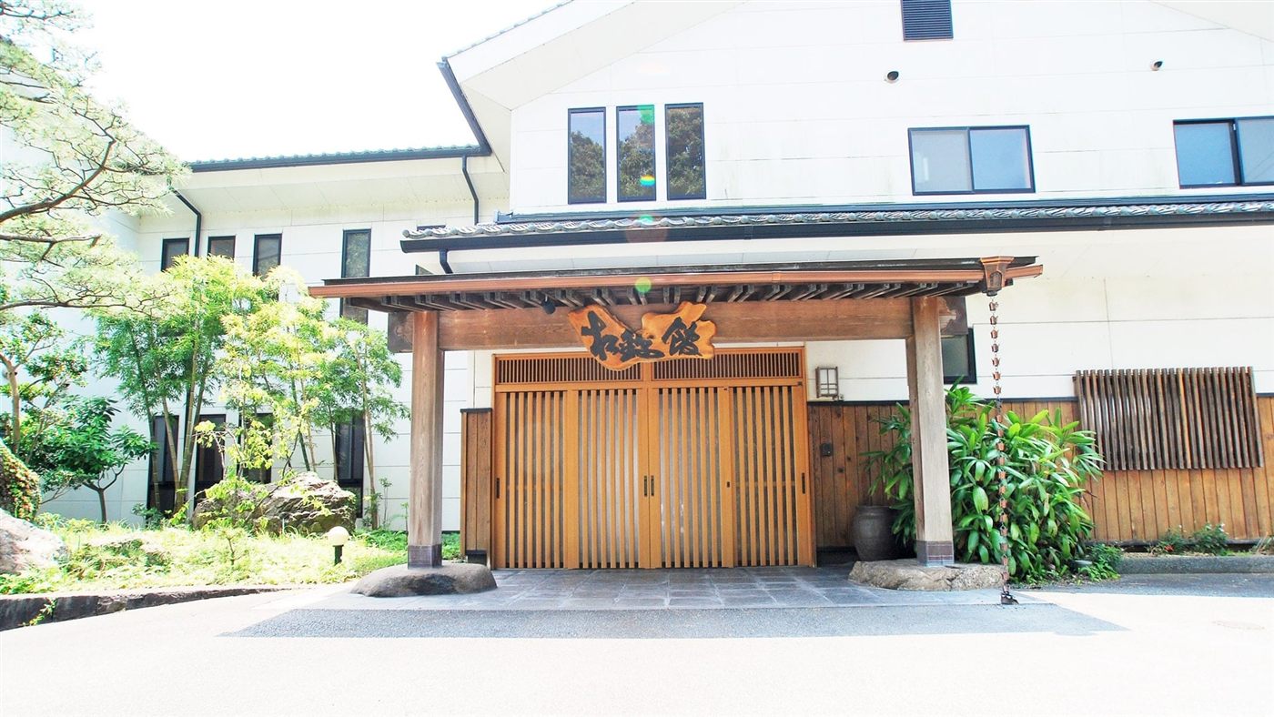 不知火海のほとりに佇む松錦館